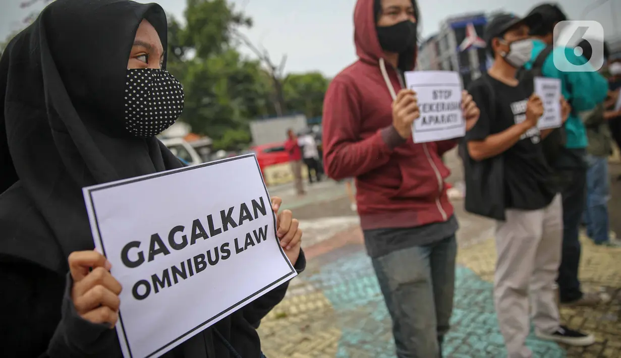 Massa yang tergabung dalam Aliansi Menolak Lupa menggelar aksi damai di kawasan Tugu Proklamasi, Jakarta, Kamis (15/10/2020). Dalam aksinya, mereka mengecam represifitas aparat kepolisian terhadap massa aksi, medis, jurnalis, dan masyarakat sipil lainnya. (Liputan6.com/Faizal Fanani)