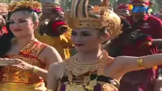 Ulang tahun ASEAN ke-50 dirayakan secara meriah di seputar Bundaran Hotel Indonesia, Jakarta.