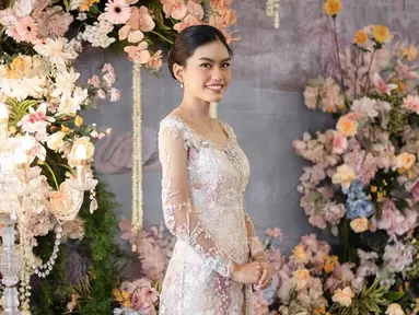 Dalam momen lamaran ini, Namira Adjani memakai barang-barang milik sang ibunda dan nenek, seperti kain dan tusuk konde. Gadis yang akrab disapa Jani ini ungkap jika kain pink yang dikenakannya sudah berusia 16 tahun, sementara tusuk konde sang nenek usianya sudah 40 tahunan. Masih cantik dipakai di masa kini, Jani akui bahagia pakai barang milik ibu dan sang nenek tercinta. (Liputan6.com/IG/@namiradjani)