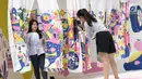 Pengunjung berfoto di salah satu stand karya seni komtemporer yang dipamerkan digelaran ON/OFF Festival di Istora Gelora Bung Karno, Jakarta, Sabtu (7/9/2019). Gelaran ON/OFF Festival akan berlangsung hingga Minggu (8/9). (Liputan6.com/Helmi Fithriansyah)