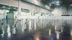 Area tunggu terlihat di pusat vaksinasi COVID-19 di pusat pameran Essen di Essen, Jerman (12/12/2020). Pusat vaksinasi yang sedang dibangun itu diperkirakan memiliki kapasitas lebih dari 2.000 vaksinasi per hari ketika mulai beroperasi. (Xinhua/Tang Ying)