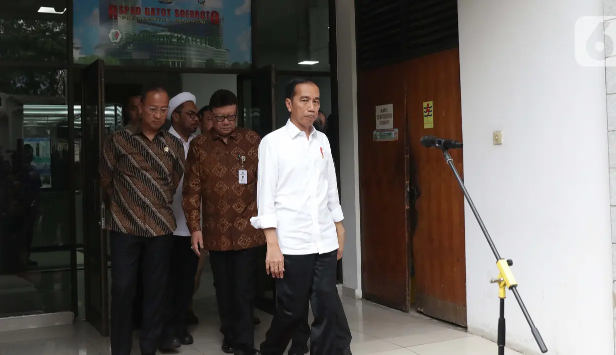 Presiden RI, Joko Widodo bersiap memberi keterangan usai melihat kondisi terakhir Menko Polhukam Wiranto yang dirawat di RSPAD, Jakarta, Kamis (10/10/2019). Presiden Joko Widodo mengatakan kondisi Wiranto mulai membaik pasca peristiwa penusukan di Banten. (Liputan6.com/Helmi Fithriansyah)