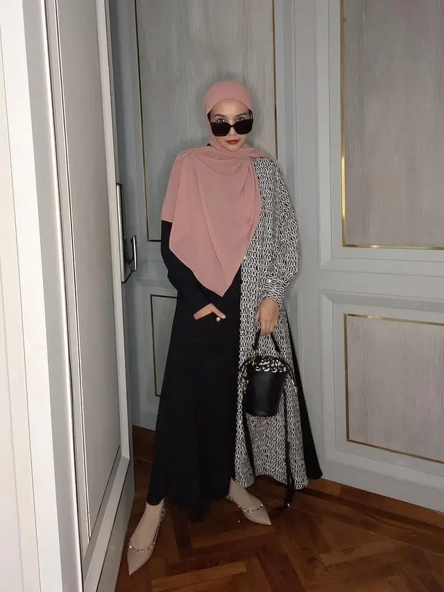 7 Gaya Hijab Simpel ala Zaskia Sungkar, Tetap Stylish dan Jadi Inspirasi