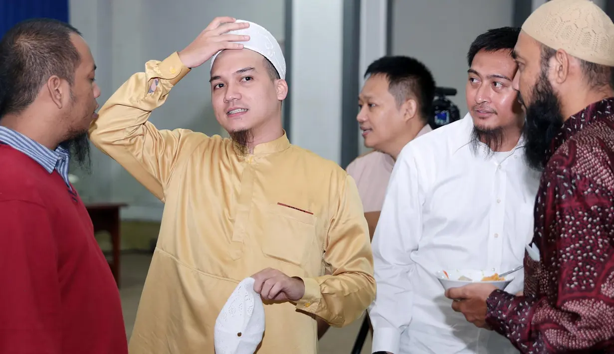 Seperti yang diketahui, belakangan ini Egi memang semakin mendekatkan diri pada Tuhan. Ia rajin mengikuti pengajian, bahkan bertemu dengan Kamilia pun berawal dari mengikuti majelis pengajian. (Deki Prayoga/Bintang.com)