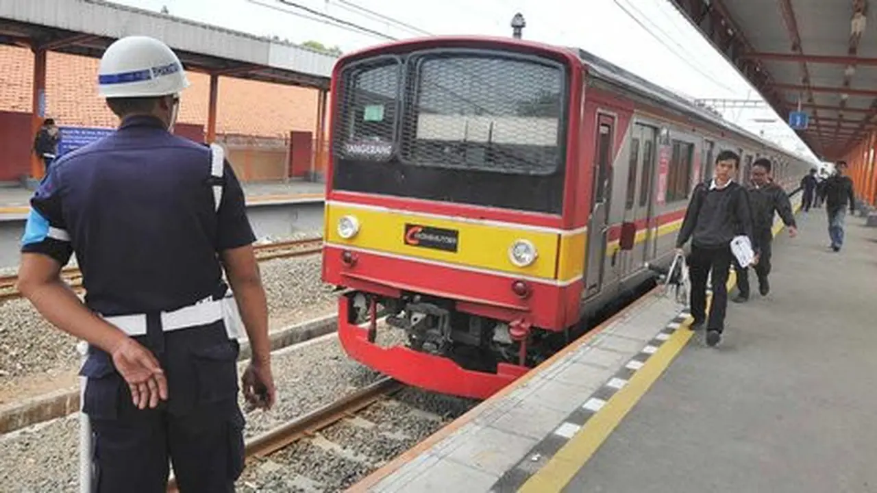 KRL commuter line. ©2015 merdeka.com/arie basuki