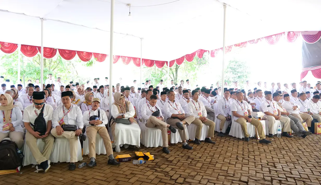 Sejumlah kader Partai Gerindra saat menghadiri Rapimnas dan Apel Kader Partai Gerindra di Hambalang, Kabupaten Bogor, Jawa Barat, Rabu (16/10/2019). Ada empat agenda yang  dilaksanakan dalam Rapimnas tersebut. (Liputan6.com/Herman Zakharia)