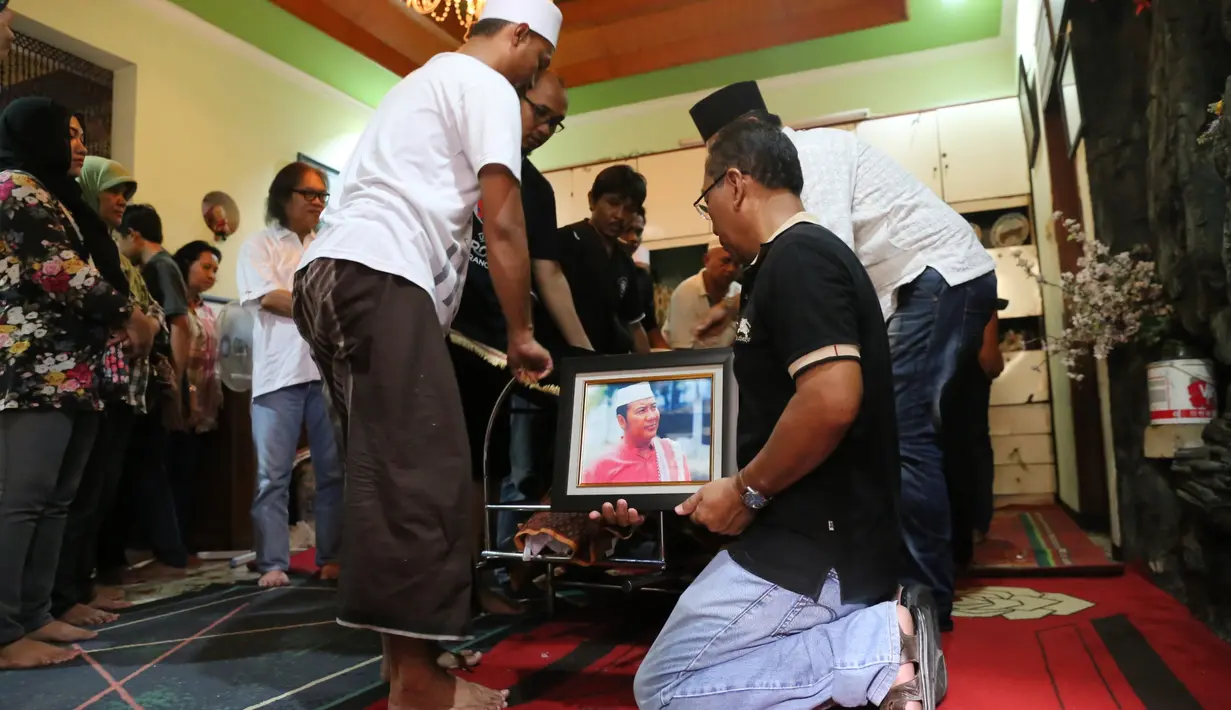 Tidak disangka-sangka, dua bulan masuk Islam, almarhum mendapat haji gratis dari biro perjalanan haji. Sejak itu, pendiri grup Jayakarta itu menuntut ilmu agama di Pondok Pesantren Assidiqiyah, Kedoya, Jakarta Barat. (Adrian Putra/Bintang.com)