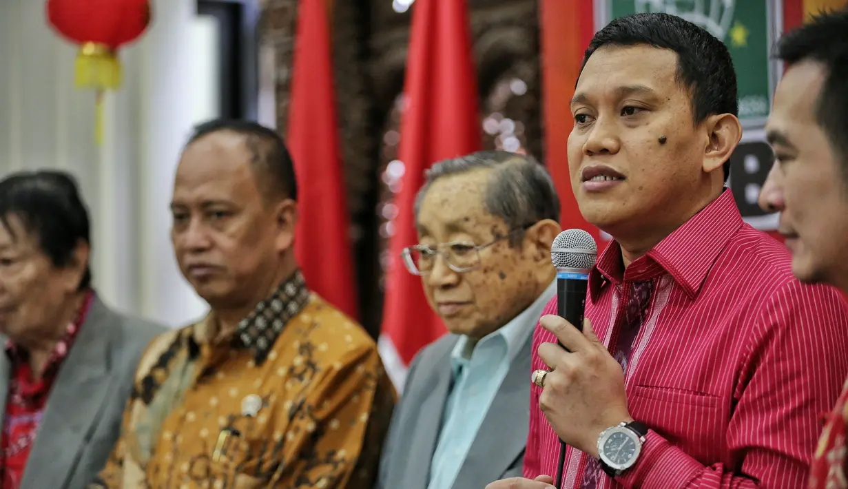 Sekjen PKB, Abdul Kadir Karding (kanan) saat acara Refleksi Imlek 2016 oleh PKB di Jakarta, Rabu (3/2/2016). Karding menyatakan Tahun Monyet Api ini harus menjadi momentum bagi Indonesia memperkuat diri dalam segala aspek. (Liputan6.com/Faizal Fanani)