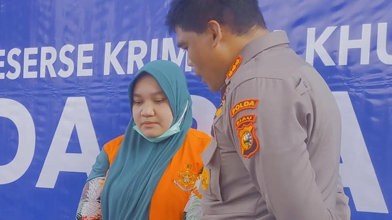 Tersangka korupsi RSUD Bangkinang saat ditahan oleh Polda Riau karena merugikan negara hampir Rp7 miliar.