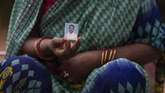 Savita Devi menunjukkan foto suaminya Manoj yang tubuhnya tidak dapat diidentifikasi setelah kecelakaan kereta api hari Jumat di Balasore, di rumah sakit All India Institute of Medical Sciences di Bhubaneswar, di negara bagian timur Odisha, India, Selasa (6/6/2023). (AP Photo/Rafiq Maqbool)