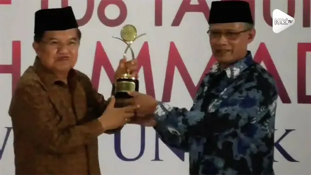 Wakil Presiden RI Jusuf Kalla dianugerahi Muhammadiyah Award oleh PP Muhamadiyah di acara Milad Muhammadiyah ke-106 hari Minggu (18/11) di Solo, Jawa Tengah.
