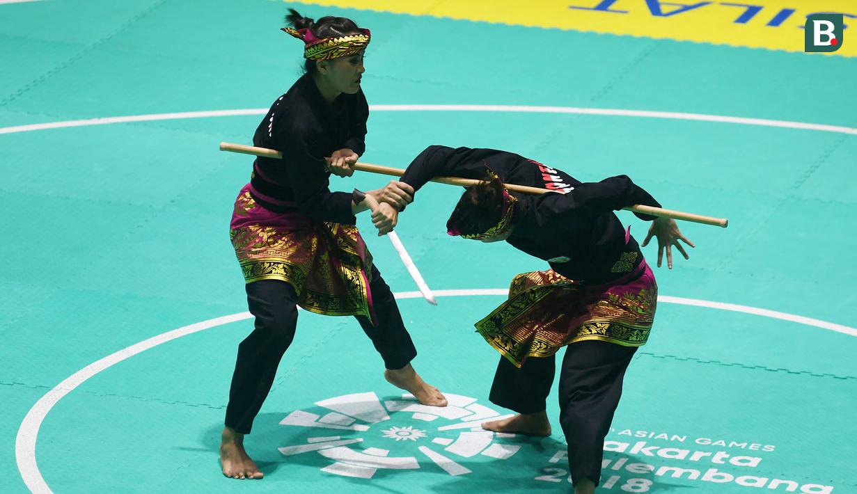Pesilat Indonesia, Ayu Sidan Wilantari dan Ni Made Dwiyanti, saat beraksi pada Asean Games di Padepokan TMII, Jakarta, Rabu (29/8/2018). Ayu/Made berhasil meraih emas pada nomor seni ganda putri. (Merdeka.com/Imam Buhori)