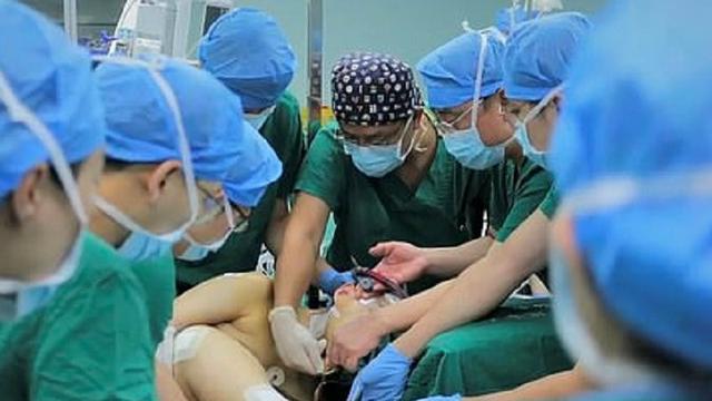 28 Tahun Hidup Membungkuk, Pria Ini Akhirnya Bisa Berdiri Tegak Kembali