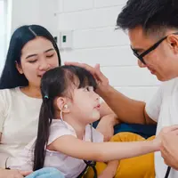 Anak-anak sering menunjukkan emosi yang berubah-ubah dalam waktu singkat. Satu menit tertawa lepas, lalu tiba-tiba menangis atau marah karena hal kecil. Bagi orangtua, situasi ini bisa terasa melelahkan, apalagi jika terjadi berulang dalam keseharian. (foto/dok: freepik/tirachardz)