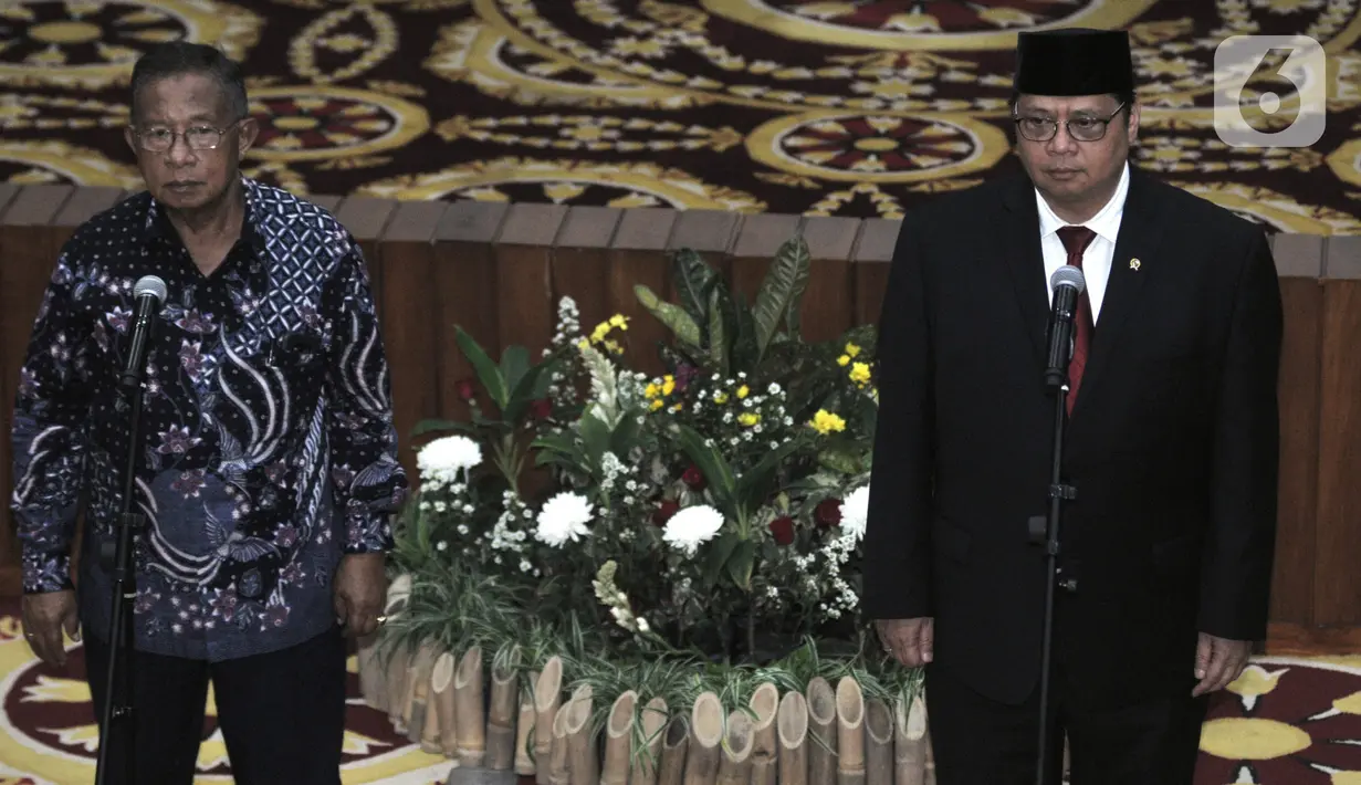 Darmin Nasution (kiri) bersama Airlangga Hartarto menghadiri acara serah terima jabatan (Sertijab) Menteri Koordinator Bidang Perekonomian di Kemenko Perekonomian, Jakarta, Rabu (23/10/2019). Airlangga secara resmi menggantikan Darmin Nasution sebagai Menko Perekonomian. (merdeka.com/Iqbal Nugroho)