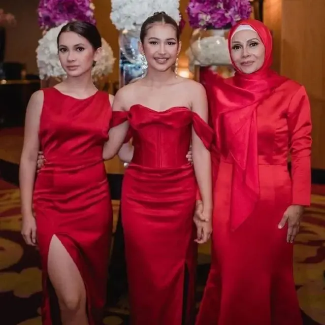 6 Potret Sandrinna Michelle dan Richelle Bareng Ibunda, Selalu Kompak