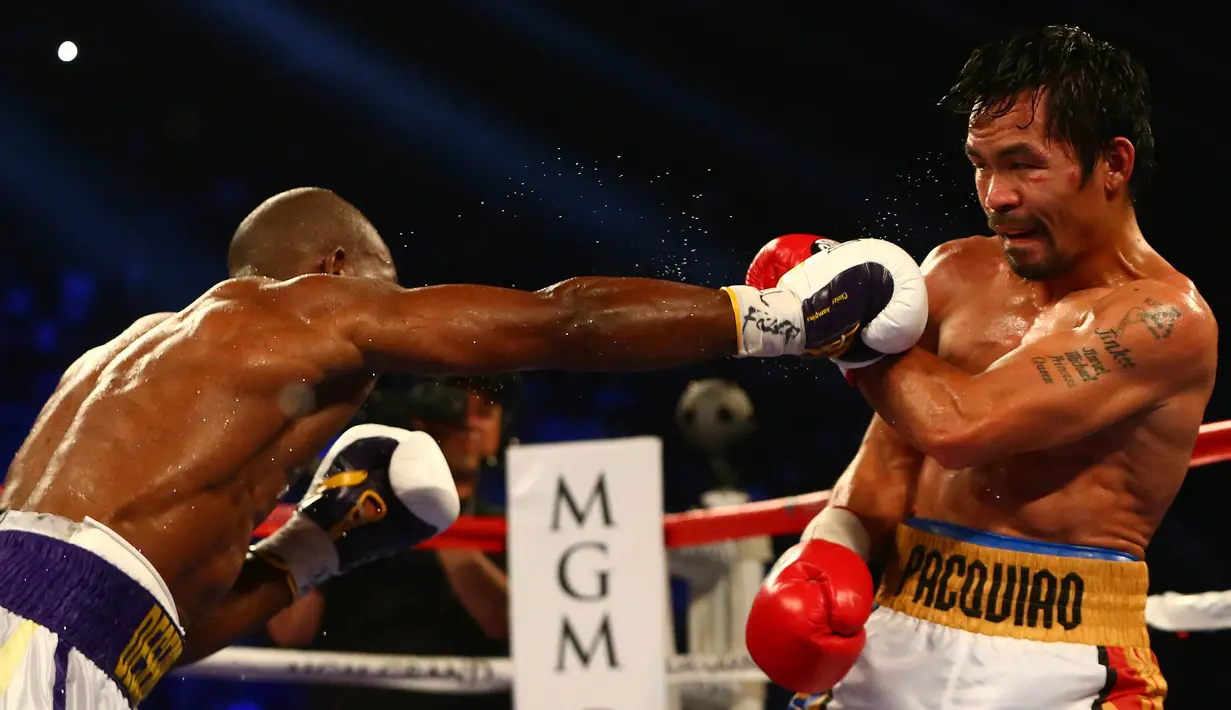 Petinju Timothy Bradley (kiri) saat memukul lawannya Manny Pacquiao di MGM Grand Garden Arena, Las Vegas, AS, (9/4). Petinju asal Filipina Manny Pacquiao keluar sebagai pemenang dengan  unanimous decision dari tiga juri. (Mark J. Rebilas-USA TODAY Sports)