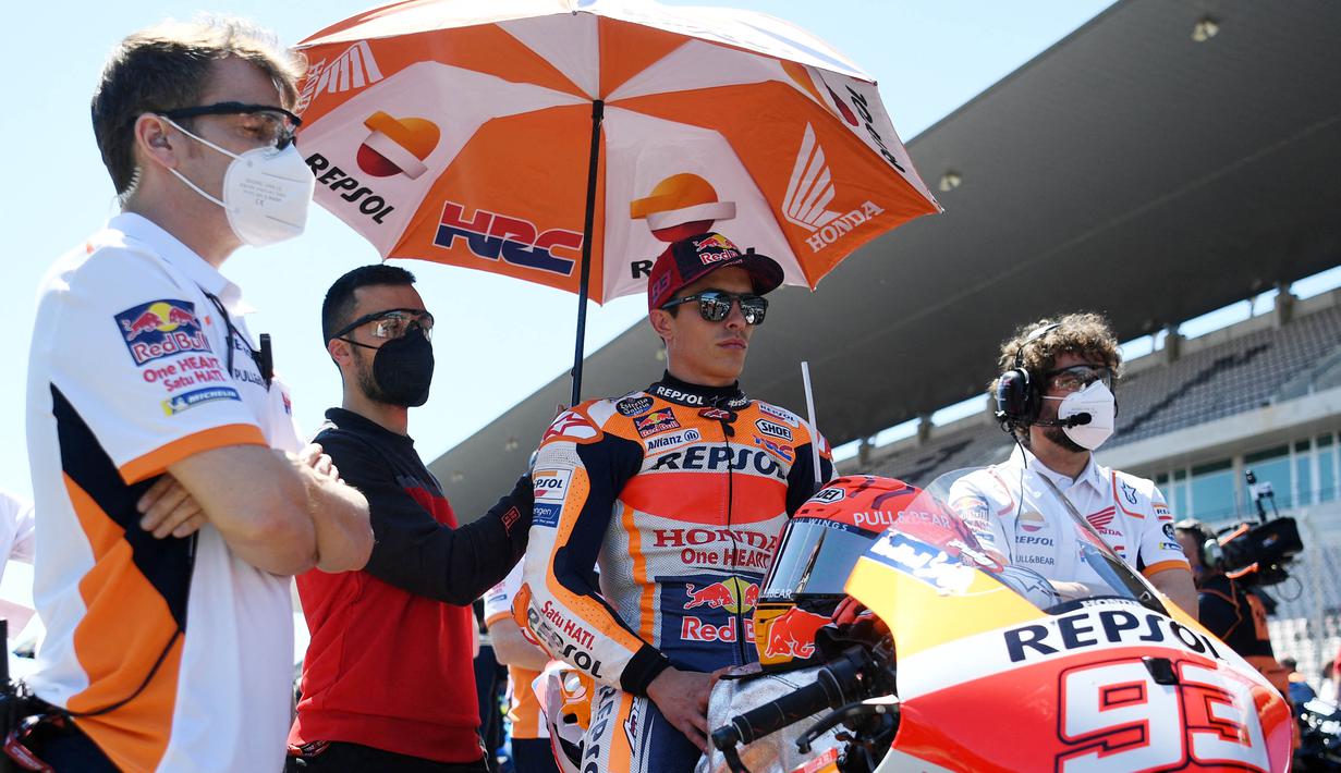 Si Bayi Alien tak kuasa menahan air mata usai balapan MotoGP Portugal 2021 yang digelar di Sirkuit Algarve, Portimao. Ia menangis karena terharu setelah mendapatkan aplaus dari seluruh kru Tim Repsol Honda. (Photo by PATRICIA DE MELO MOREIRA / AFP)