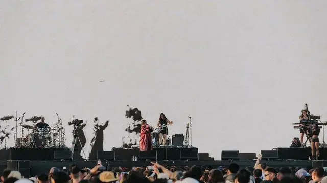 8 Gaya Nyentrik Niki Zefanya Tampil Perdana di Coachella 2022