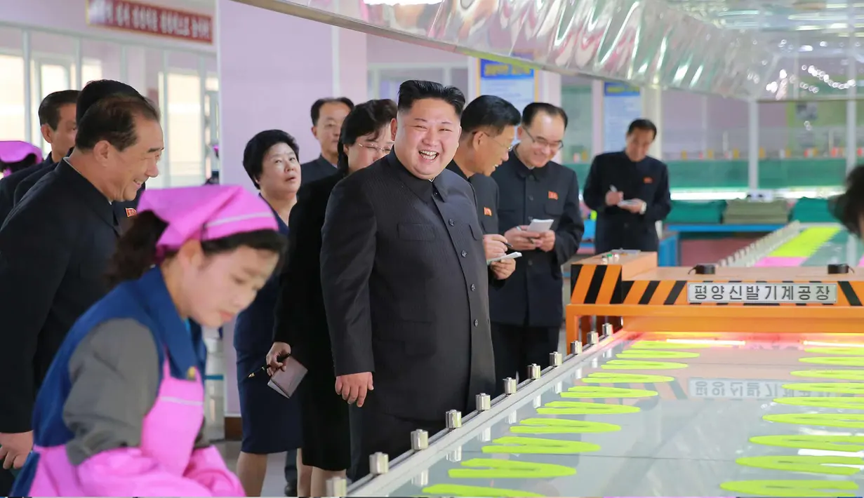 Pemimpin Korea Utara Kim Jong-Un mengecek sepatu saat mengunjungi pabrik sepatu Ryuwon di Pyongyang 19 Oktober 2017. (AFP Photo/KCNA Via KNS/Str/South Korea Out/Republic Of Korea Out)