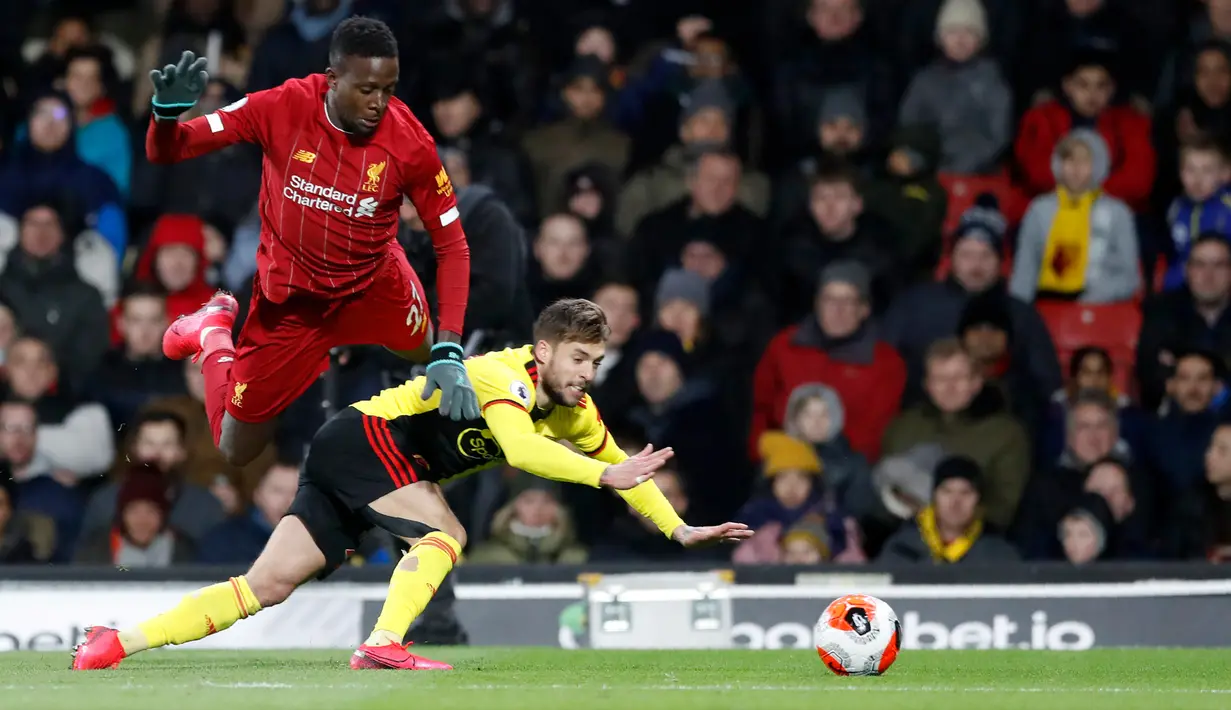 Pemain Liverpool Divock Origi (kiri) berebut bola dengan pemain Watford Kiko Femenia pada pertandingan Liga Inggris di Vicarage Road Stadium, Watford, Inggris, Sabtu (29/2/2020). Watford membantai Liverpool 3-0. (AP Photo/Alastair Grant)