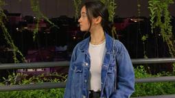 Dara 18 tahun ini beberapa kali terlihat menggunakan jaket denim di beberapa kesempatan. Menggunakan crop top berwarna putih, penampilan denim on denim Megan saat hangout ini jadi sorotan netizen. (Liputan6.com/IG/@megandomani1410)