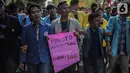 Massa mahasiswa dari BEM Seluruh Indonesia (SI) membawa poster dalam unjuk rasa di kawasan Patung Kuda, Jakarta, Senin (21/10/2019). Massa yang akan berunjuk rasa di depan Istana Merdeka tertahan di Patung Kuda karena terhalang kawat berduri yang dibentangkan. (Liputan6.com/Faizal Fanani)