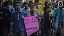 Massa mahasiswa dari BEM Seluruh Indonesia (SI) membawa poster dalam unjuk rasa di kawasan Patung Kuda, Jakarta, Senin (21/10/2019). Massa yang akan berunjuk rasa di depan Istana Merdeka tertahan di Patung Kuda karena terhalang kawat berduri yang dibentangkan. (Liputan6.com/Faizal Fanani)
