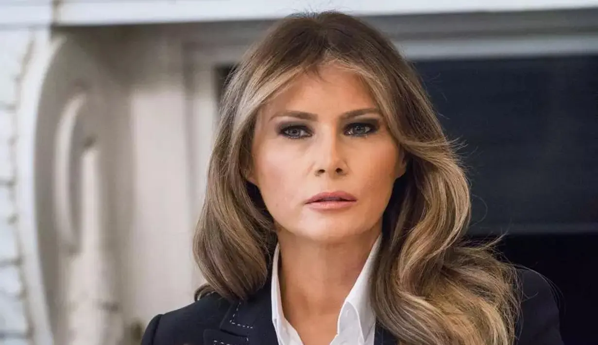 Melania Trump sendiri kini tengah "melarikan diri" dari Washington D.C ke Florida. (The Boston Globe)