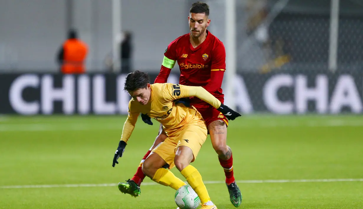 Gelandang Bodo/Glimt Hugo Vegard Vetlesen berebut bola dengan gelandang AS Roma Lorenzo Pellegrini pada leg pertama perempat final UEFA Europa Conference League di Aspmyra Stadion, Jumat (8/4/2022) dini hari WIB. Bodo/Glimt sukses mengalahkan AS Roma dengan skor 2-1. (Mats Torbergsen/NTB/AFP)