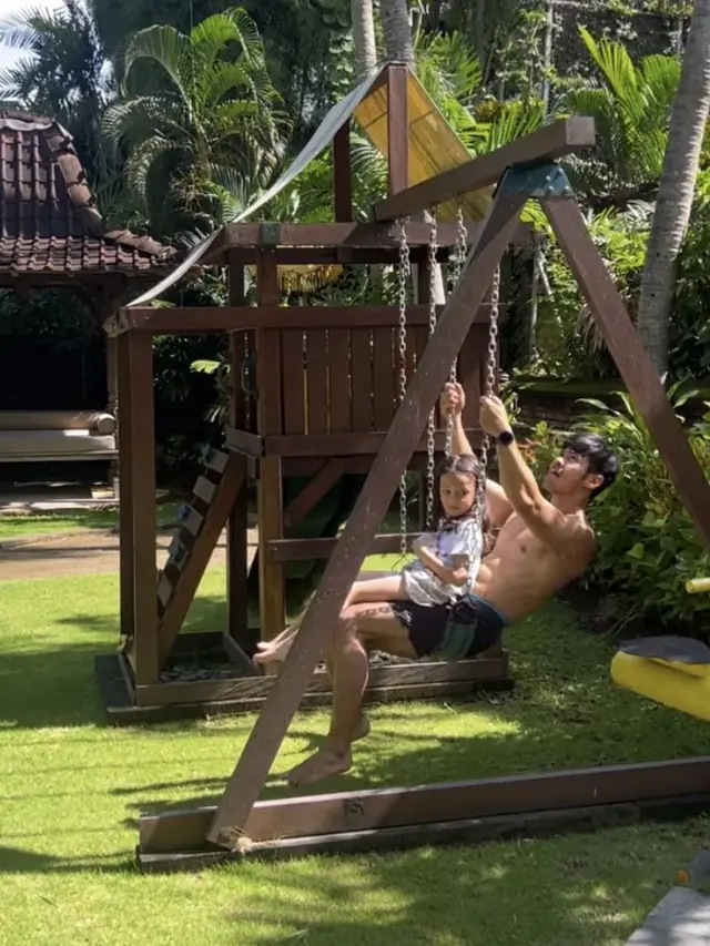 Putri Marino Bersama Suami, Chicco Jerikho dan Putrinya di Penghujung Tahun 2024 di Bali. [@chicco.jerikho]