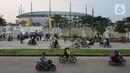 Foto udara memperlihatkan aktivitas warga di jalan lingkar kawasan Stadion Pakansari, Kabupaten Bogor, Jawa Barat, Minggu (28/6/2020). Meski area tersebut belum dibuka kembali, namun warga tetap masuk untuk melakukan beragam aktivitas di kawasan tersebut. (Liputan6.com/Helmi Fithriansyah)