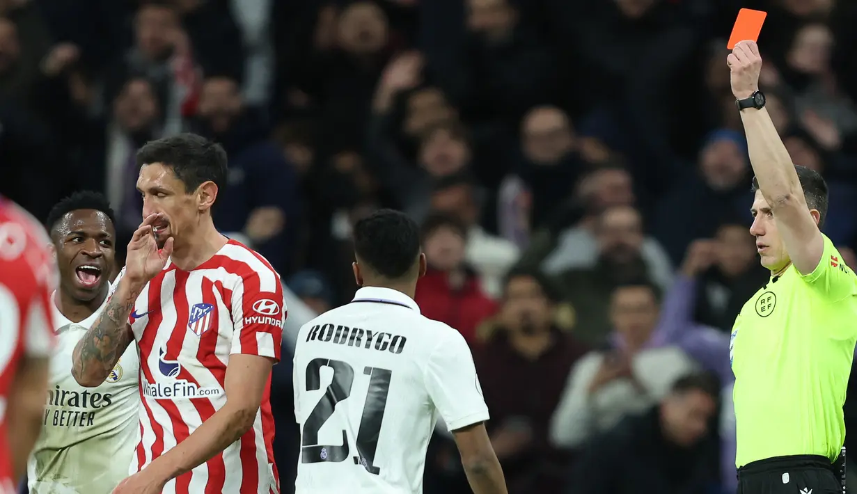 Atletico harus bermain dengan sepuluh pemain sejak menit ke-99. Wasit utama Cesar Soto memberikan kartu kuning kedua untuk Stefan Savic dan membuatnya harus keluar lapangan lebih awal. (AFP/Pierre-Philippe Marcou)