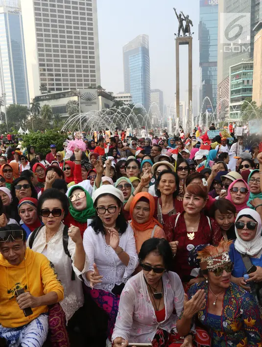 Ratusan emak-emak dari masyarakat pencinta kebaya dan sarung Indonesia saat mengikuti parade di Bundaran HI, Jakarta, Minggu (28/7/2019). Parade tersebut bertujuan untuk mengajak masyarakat agar mencintai busana tradisional khas Indonesia. (Liputan6.com/Angga Yuniar)