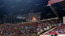 Suasana keramaian suporter Persipura yang menyaksikan laga pembuka Torabika Soccer Championship 2016 melawan Persija di Stadion Mandala, Jayapura, Jumat (29/4/2016). (Bola.com/Nicklas Hanoatubun)