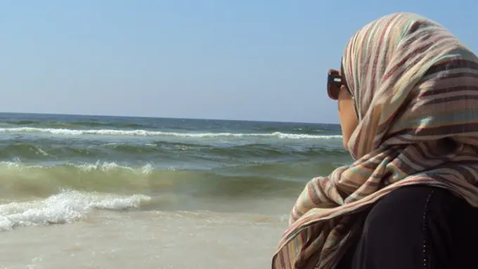 Pakai Jilbab Cantik & Anti Ribet untuk Liburan di Pantai, Begini