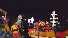Detik-detik Delapan Penumpang Bertahan di Atas Kapal yang Tenggelam