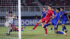 Timnas Indonesia U-19 tampil sebagai juara Piala AFF U-19 2024 setelah mengalahkan Thailand 1-0 pada laga final di Stadion Gelora Bung Tomo (GBT), Surabaya, Senin (29/7/2024). Gol tunggal Garuda Muda dicetak Jens Raven pada menit ke-18. Gelar juara ini menjadi yang kedua bagi Indonesia setelah pertama kali meraihnya pada edisi 2013 di Sidoarjo. (Bola.com/Bagaskara Lazuardi)