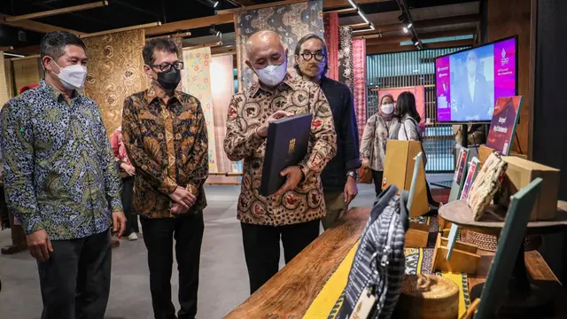 Menteri Koperasi dan UKM Teten Masduki menunjuk sekitar 20 UKM untuk menyediakan bingkisan resmi atau official merchandise Presidensi G20 Indonesia. Ini merupakan hasil kurasi yang dilakukan Kemenkop UKM.