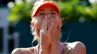 Ekspresi petenis Rusia, Maria Sharapova usai berhasil memenangkan turnamen Perancis Terbuka di Stadion Roland Garros, Paris, (7/6/2014). (REUTERS/Vincent Kessler)
