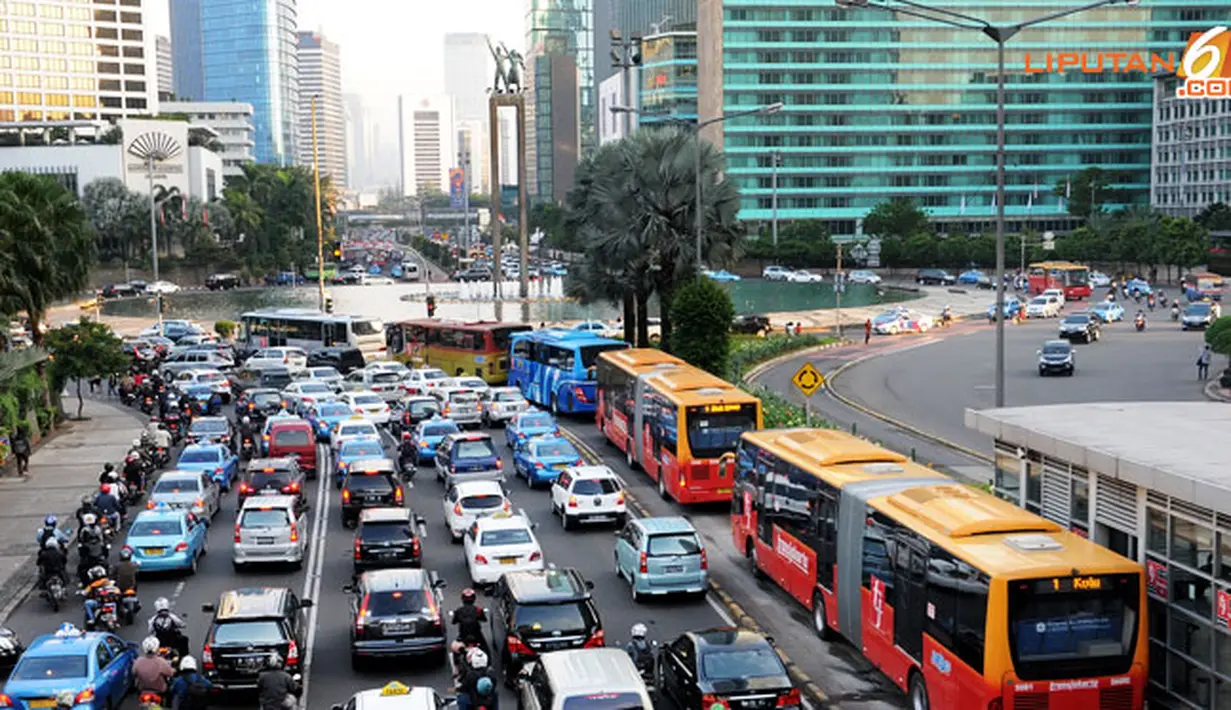 Untuk jalur padat penumpang seperti Koridor I yang melewati Bundaran HI, Jakarta Pusat perlu disediakan jumlah busway lebih banyak.(Liputan6.com/ Abdul Aziz Prastowo)