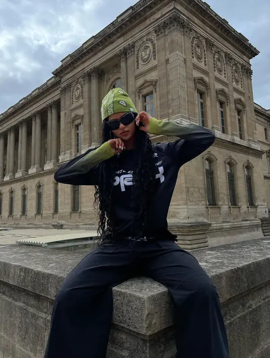 Terpaut usia 21 tahun dengan Kanye West, namun soal gaya, Juliana Nalu bisa mengimbanginya. (IG @juliananalu)