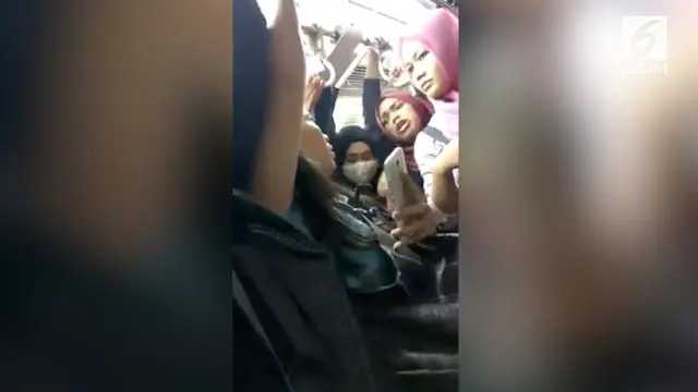 Beredar rekaman penumpang KRL marah-marah kepada seorang pria. Diduga pria tersebut melakukan tindakan asusila di dalam gerbong.
