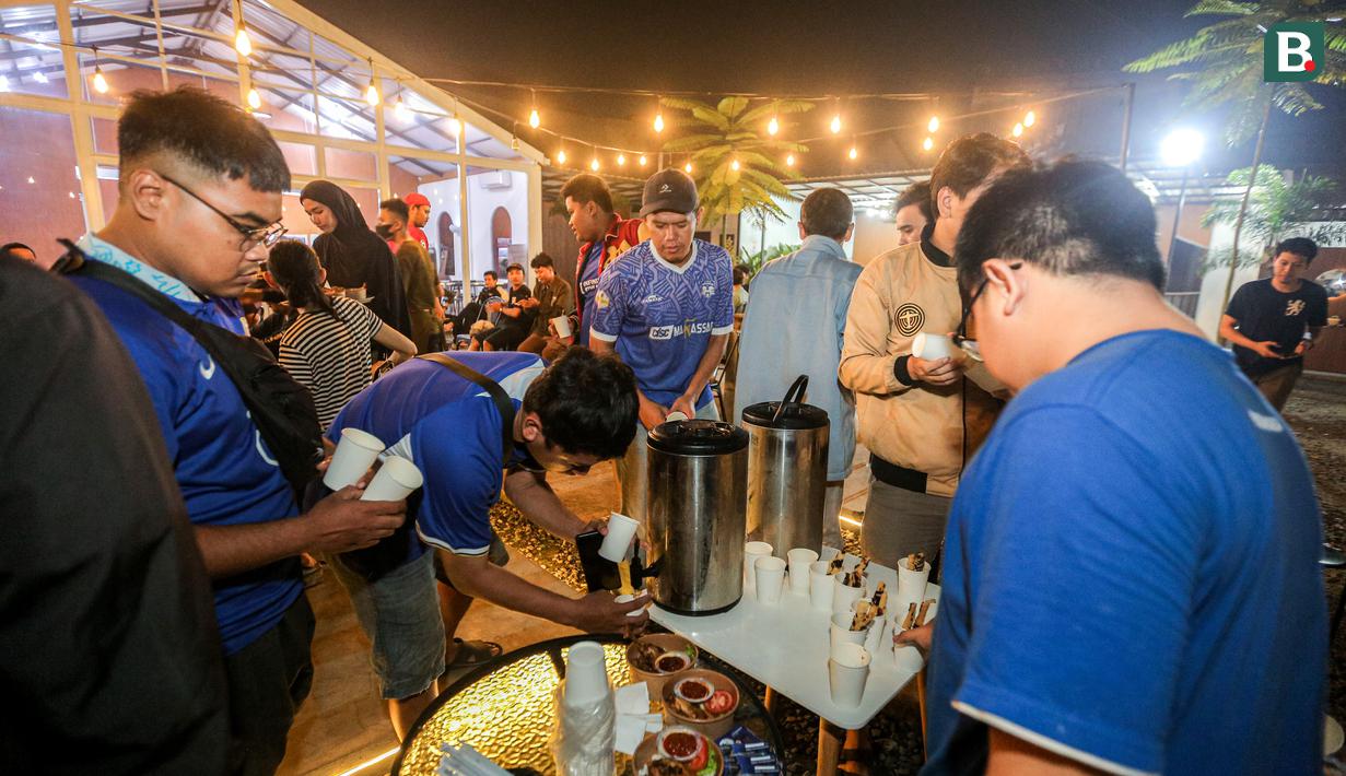 <p>Fans Chelsea yang tergabung ke dalam CISC (Chelsea Indonesia Supporters Club) mengambil konsumsi untuk sahur saat Roaring Night Liga Inggris antara Chelsea melawan Manchester United yang berlangsung di Clay Coffee, Jatinegara, Jakarta Timur, Jumat (05/04/2024) dini hari WIB. (Bola.com/Bagaskara Lazuardi)</p>