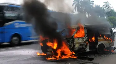 Satu unit angkutan kota (angkot) C062 jurusan Ciledug-Cipete terbakar di kawasan Kebun Nanas, Tangerang, Kamis (17/5). Kebakaran diduga terjadi akibat hubungan arus pendek kabel aki dan tidak ada korban jiwa dalam peristiwa itu. (Merdeka.com/Arie Basuki)