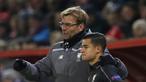 Pelatih Liverpool, Juergen Klopp memberikan instruksi kepada Philippe Coutinho pada lanjutan UEFA Europa League grup B di Stadion Stade Tourbillon, Sion, Switzerland, Jumat (11/12/2015) dini hari WIB. (Reuters / Lee Smith)