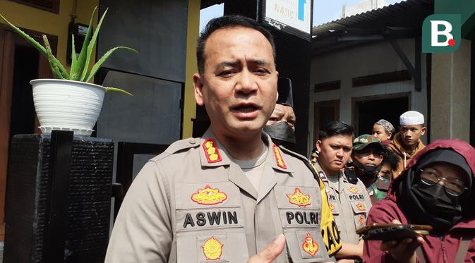 <p>Kapolrestabes Bandung,&nbsp;Kombes Pol. Aswin Sipayung, meladeni pertanyaan wartawan seputar insiden meninggalnya dua Bobotoh jelang Piala Presiden 2022 antara Persib Bandung vs Persebaya, Jumat (17/6/2022) malam WIB.</p>