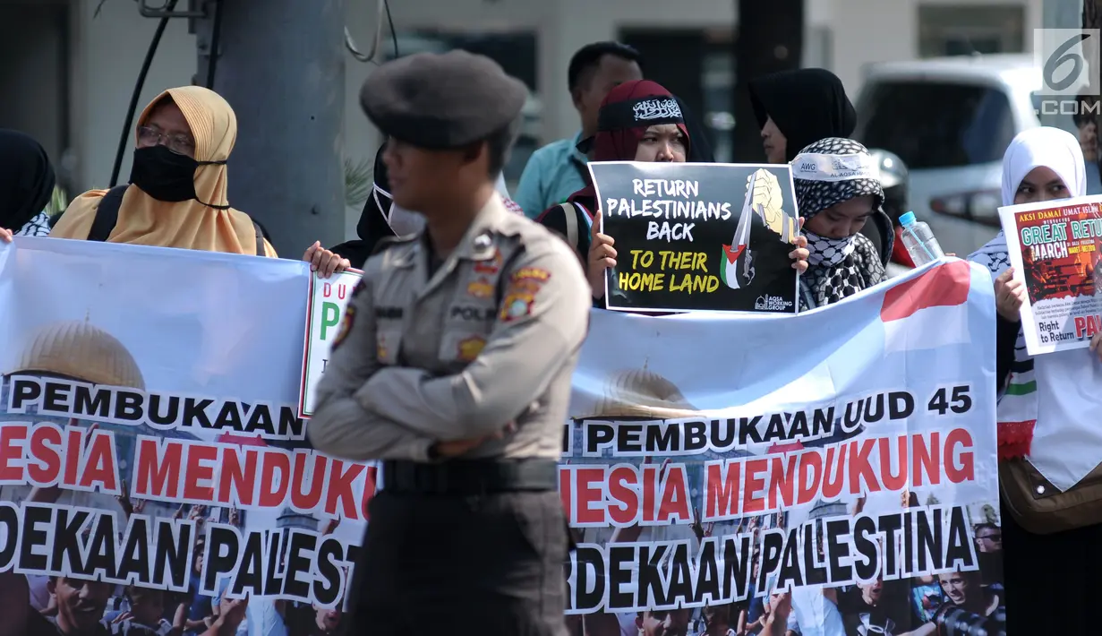 Massa membentangkan tulisan saat berunjuk rasa di depan Kedubes AS Jalan Medan Merdeka Selatan, Jakarta, Selasa (3/4). Aksi ini dukungan moral kepada rakyat Palestina yang ingin pulang ke tanah kelahiran. (Liputan6.com/Helmi Fithriansyah)