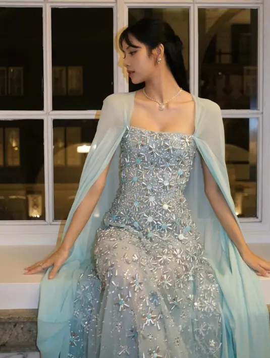 Lisa dibalut maxi dress yang memiliki aksen beads ditambah dengan cape tulle warna serasi dari brand Georges Hobeika seharga 10,015 dollar atau sekitar Rp155.336.656,00. [@lalalalisa_m]