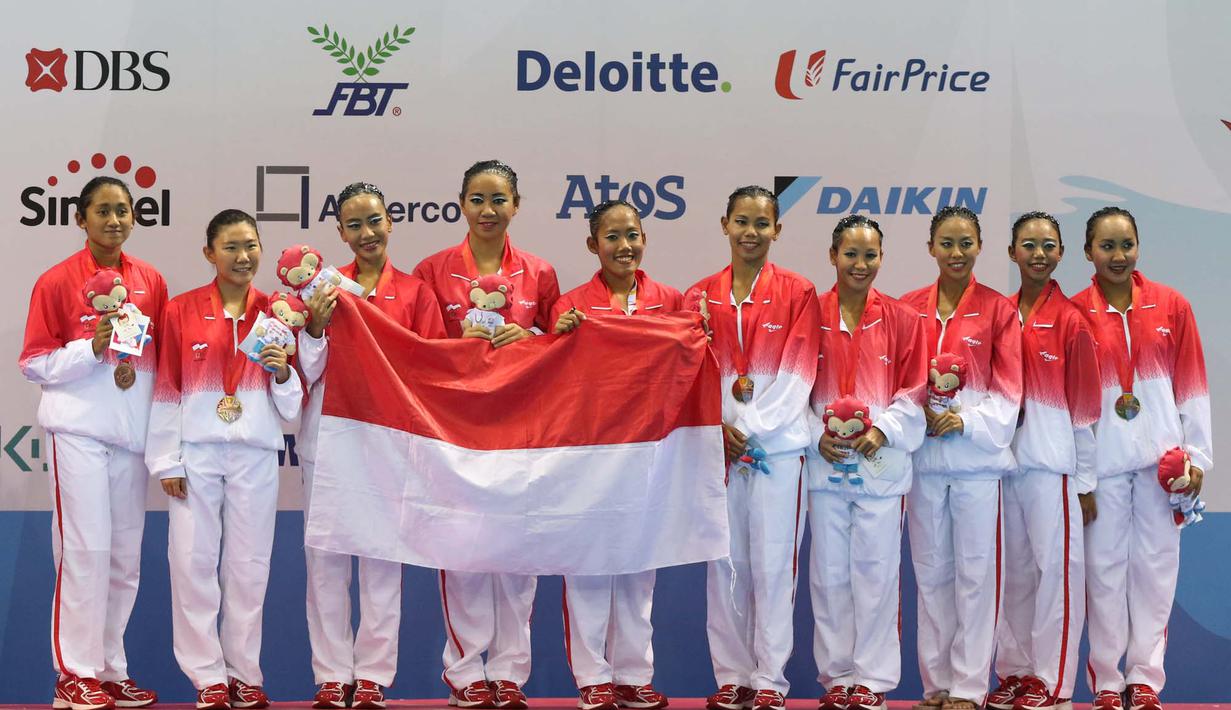 Tim renang indah Indonesia berpose dengan medali perunggu SEA Games 2015. Medali emas diraih tuan rumah Singapura dan perak oleh Malaysia. (Bola.com/Arief Bagus)